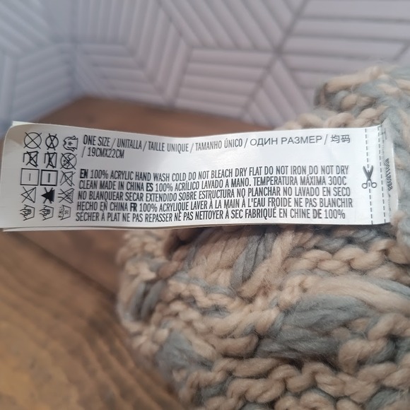 Forever 21 Cozy Chunky Knit Pom-Pom Gray & Tan Winter Warm Cable Knit Beanie Hat - Picture 6 of 7
